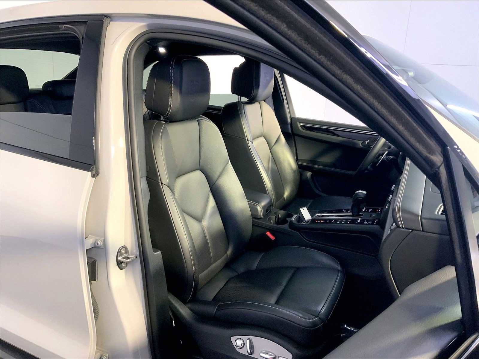 Certified 2023 Porsche Macan Turbo image 18