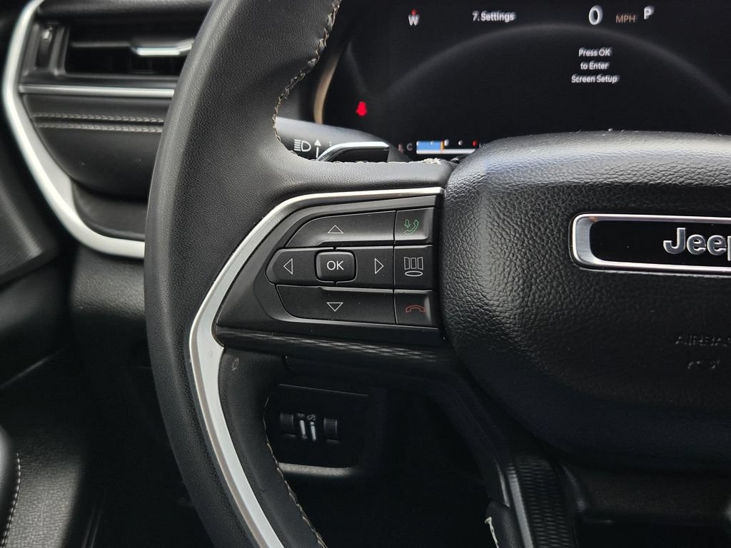 Used 2025 Jeep Grand Cherokee Laredo RWD image 17