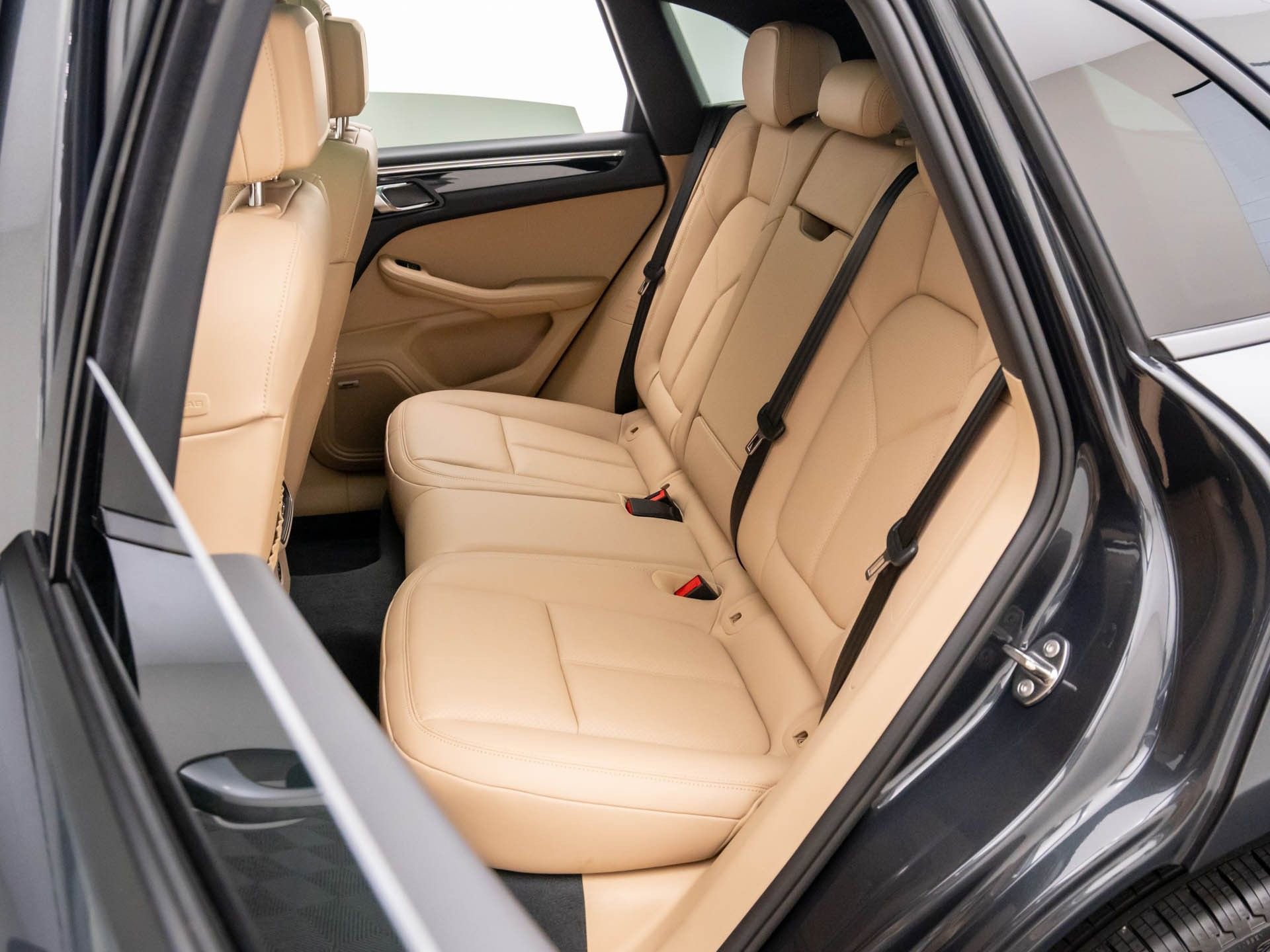 Certified 2025 Porsche Macan image 17