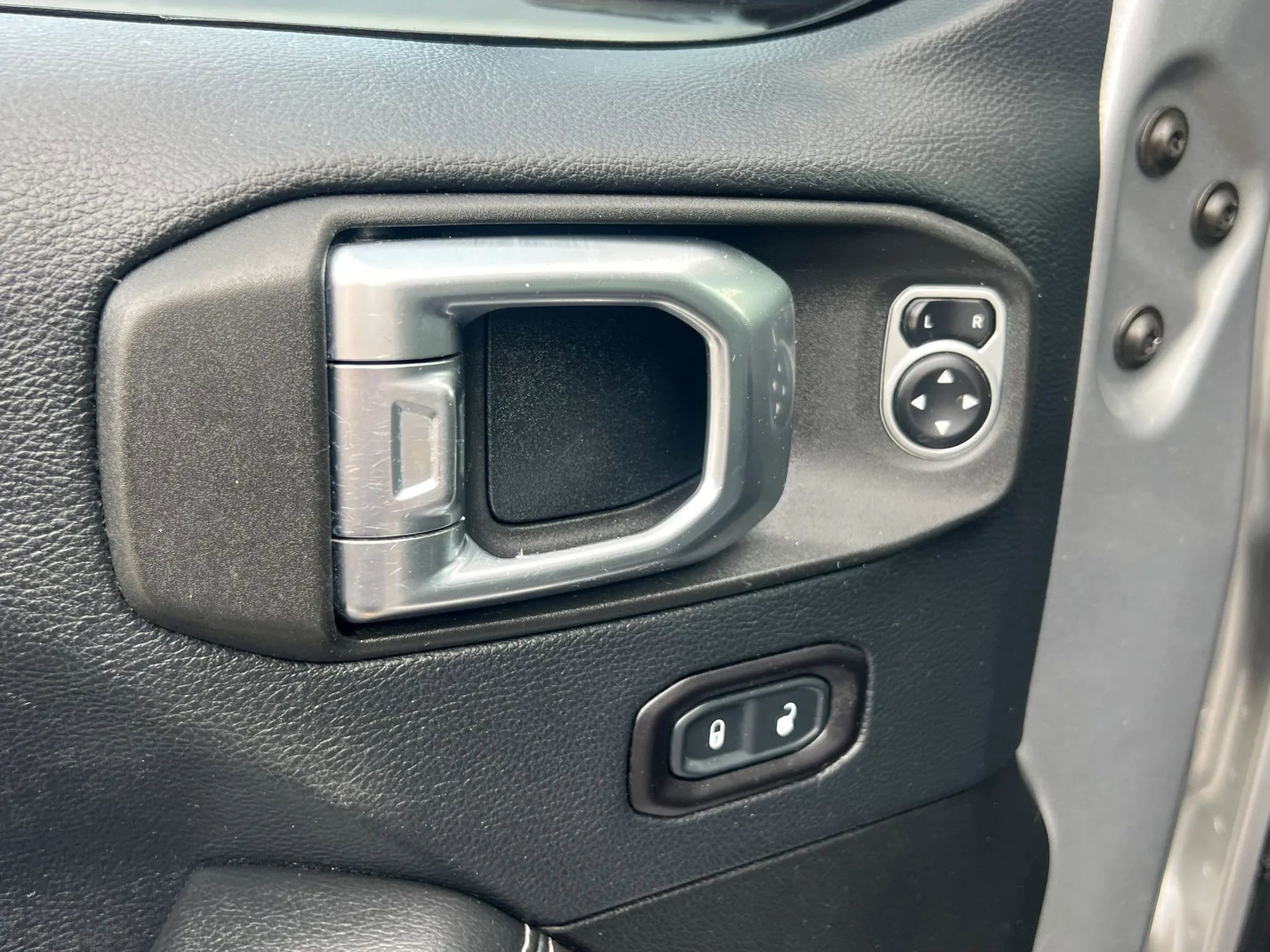 Used 2018 Jeep Wrangler Unlimited Sahara w/ Dual Top Group AWD/4WD image 13