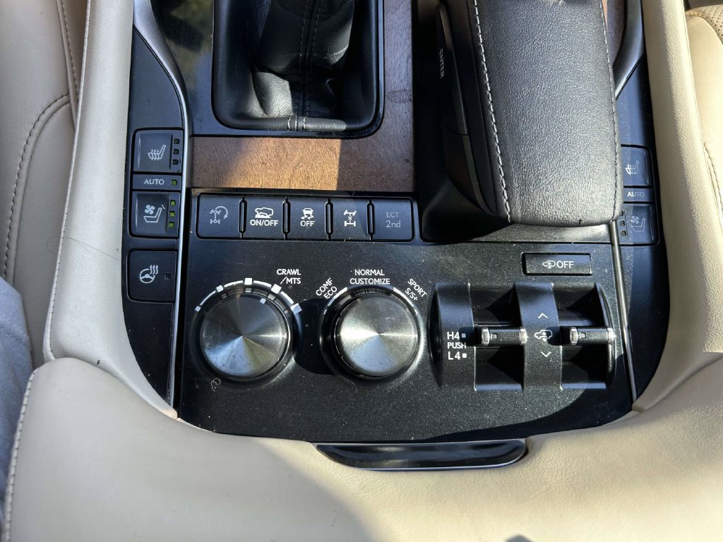 Used 2017 Lexus LX 570 4WD w/ Luxury Package image 16