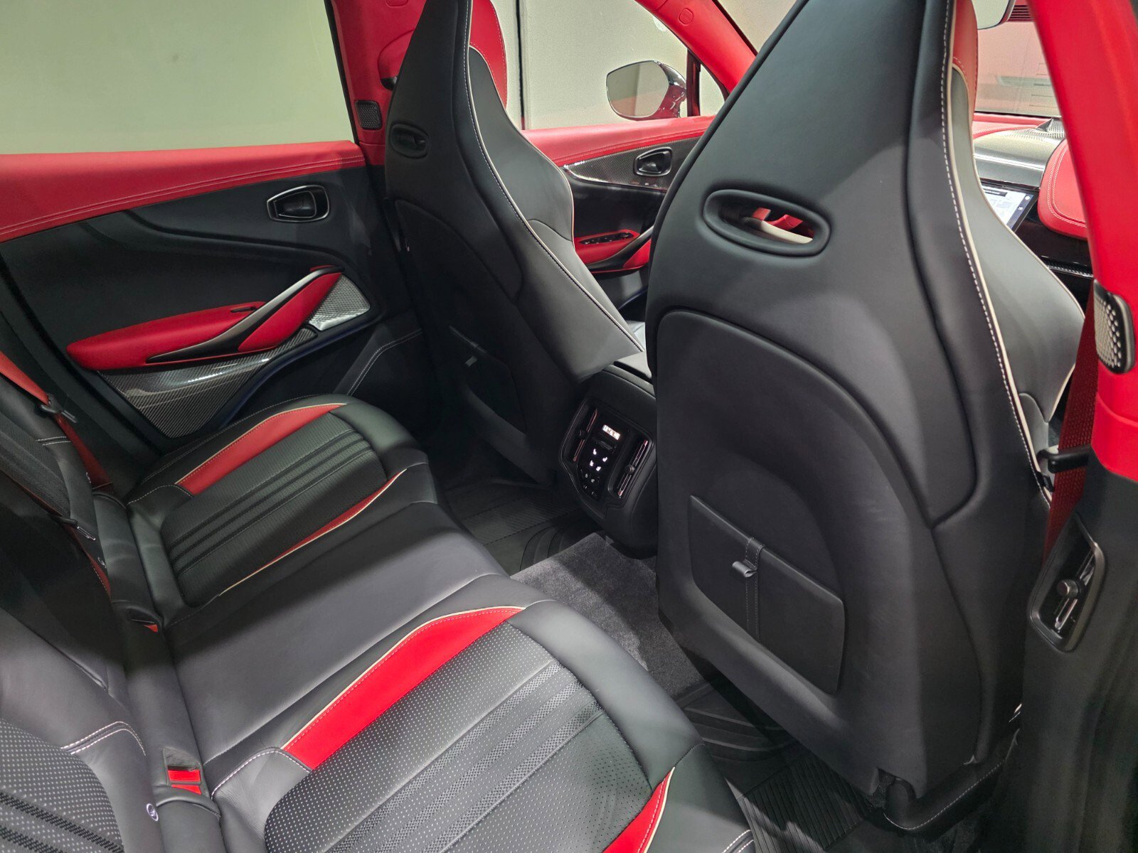 Used 2025 Aston Martin DBX 707 image 27