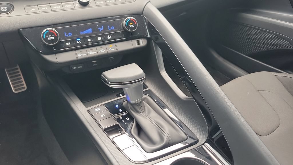 Certified 2025 Hyundai Elantra SEL FWD image 15