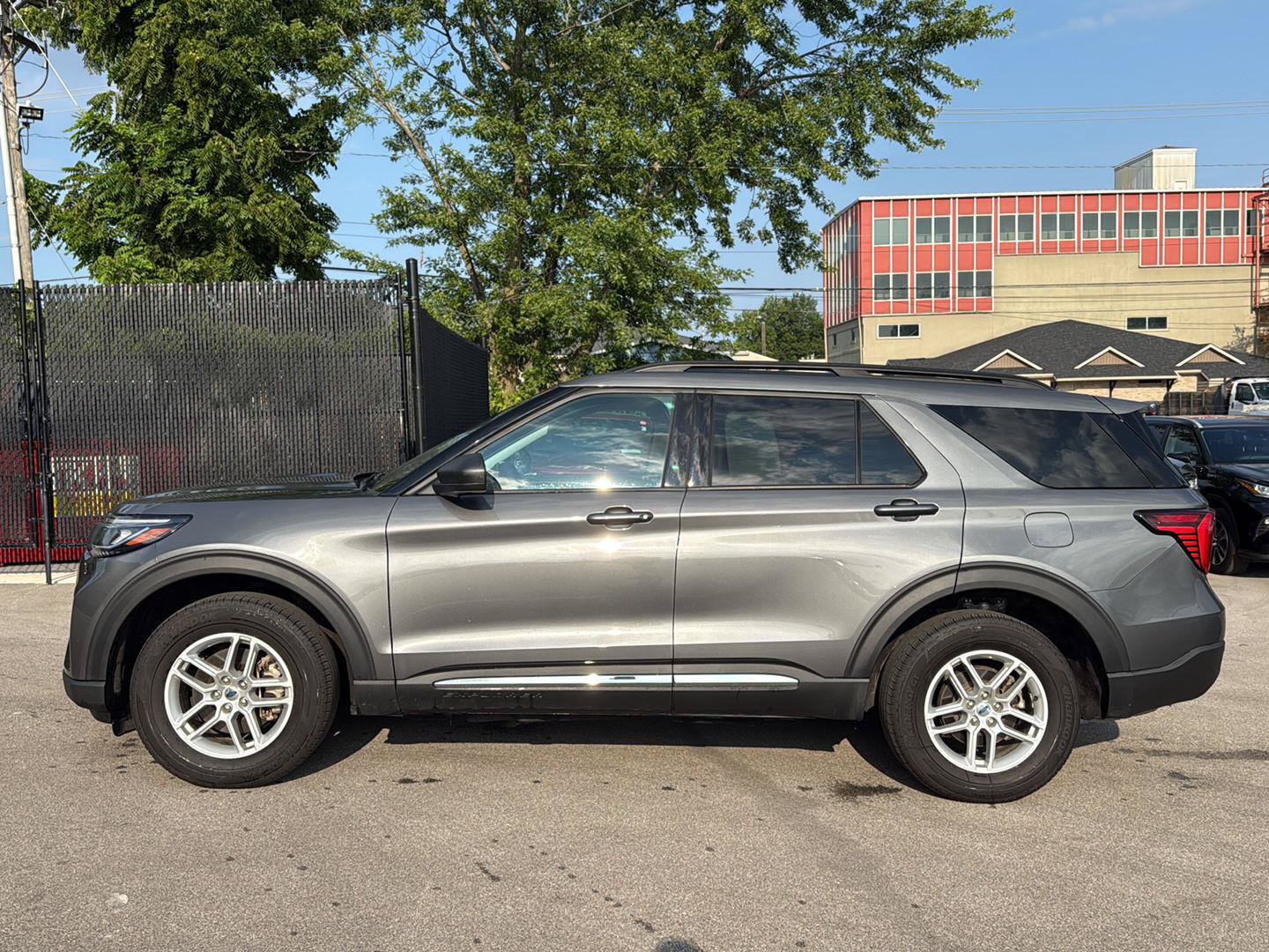 Used 2025 Ford Explorer Active AWD/4WD image 6