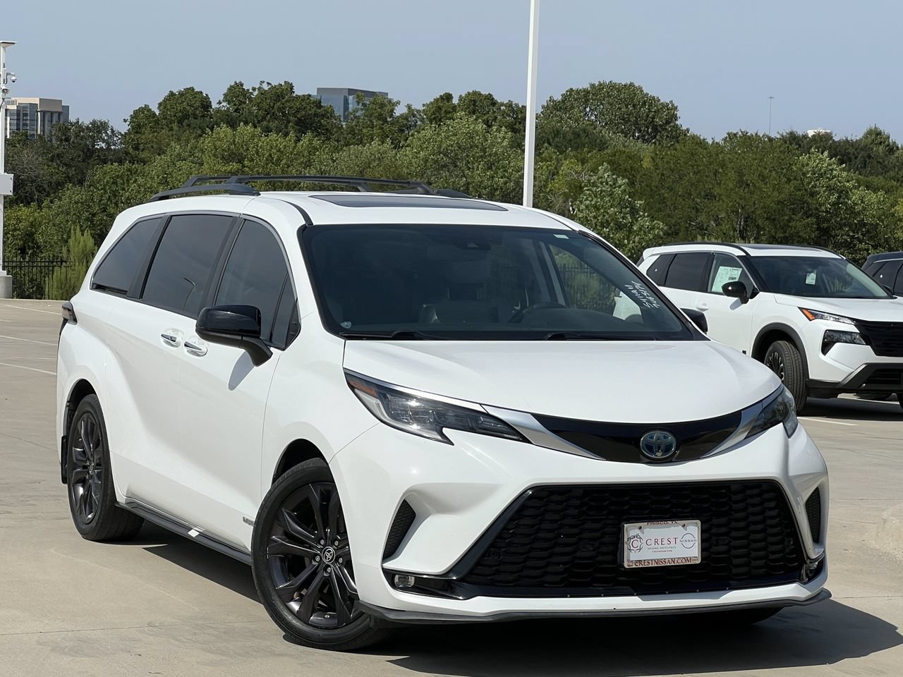 Used 2021 Toyota Sienna XSE FWD image 2