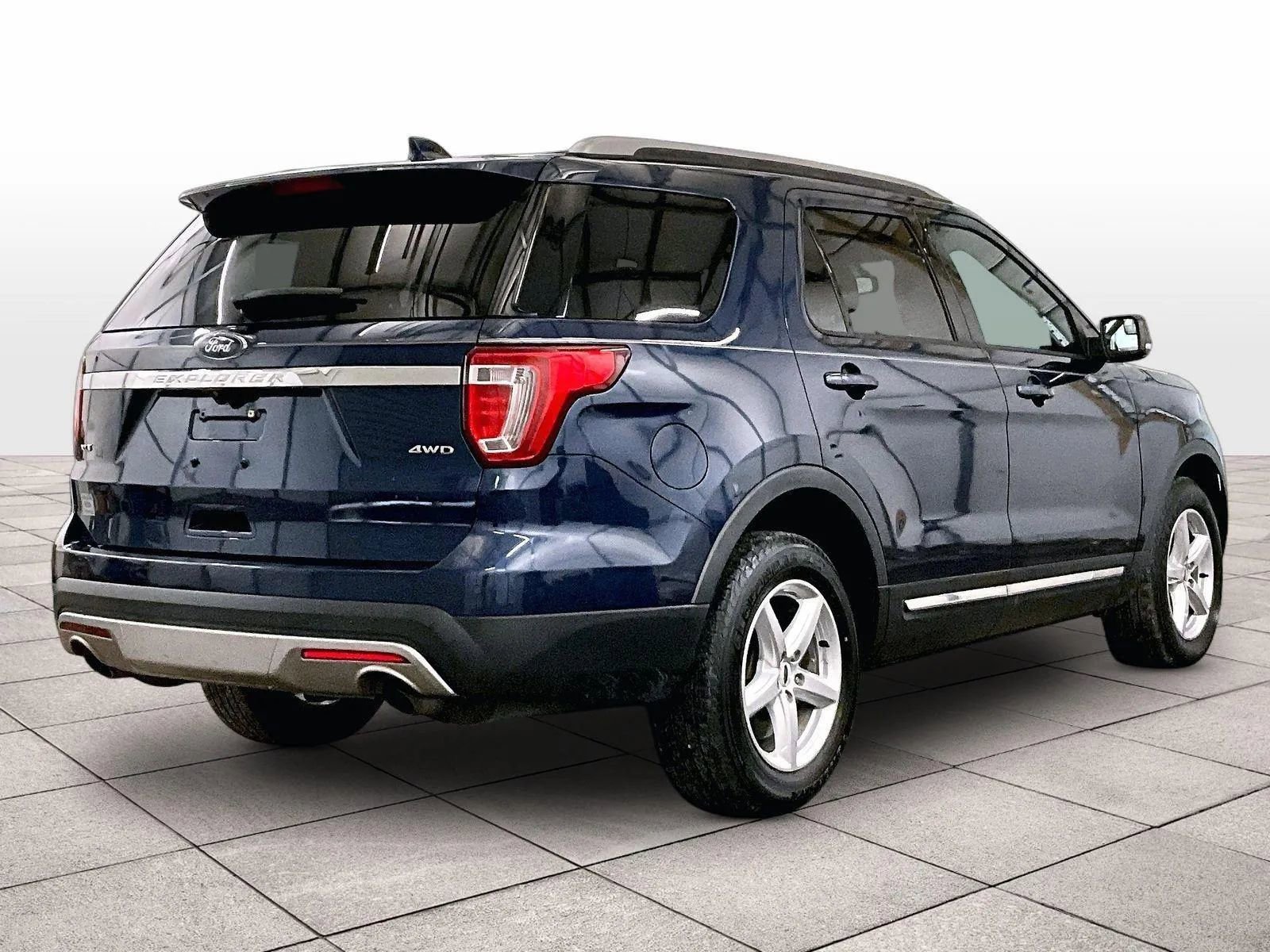 Used 2017 Ford Explorer XLT w/ Equipment Group 202A image 12