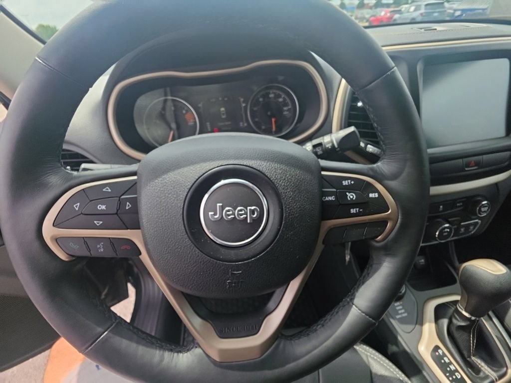 Used 2016 Jeep Cherokee Latitude w/ Cold Weather Group AWD/4WD image 16