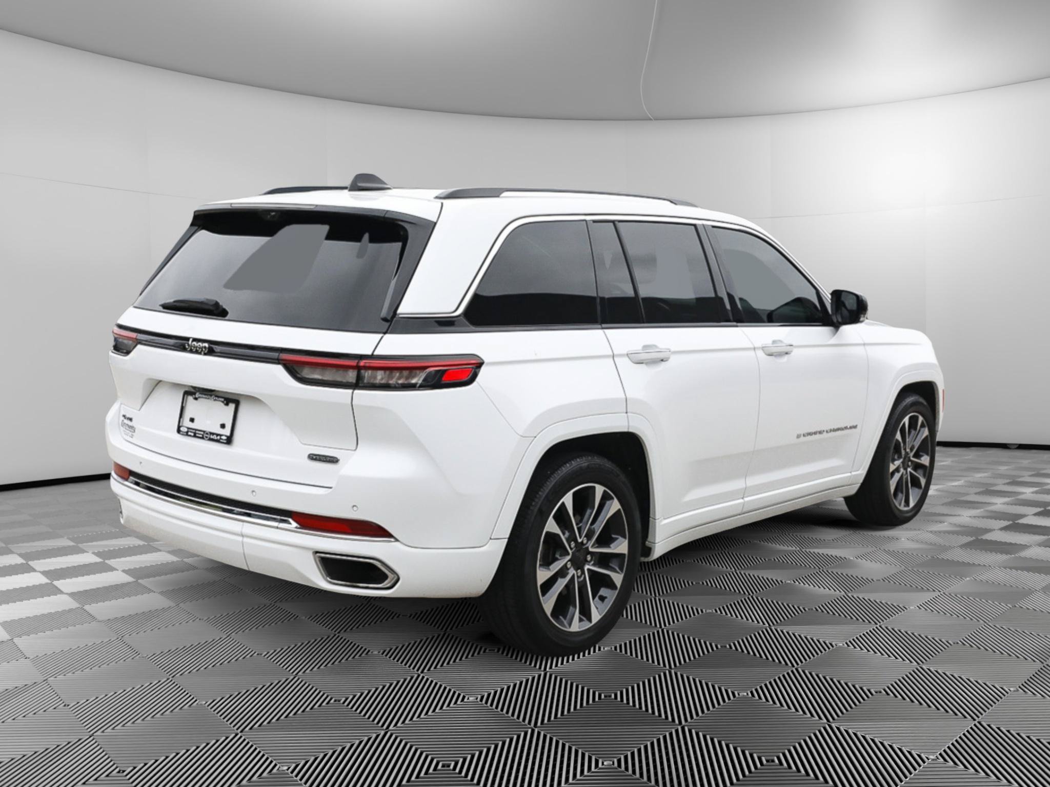 Used 2023 Jeep Grand Cherokee Overland w/ Luxury Tech Group IV AWD/4WD image 8