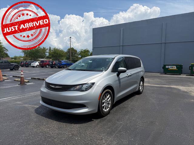 Used 2023 Chrysler Voyager LX FWD image 2