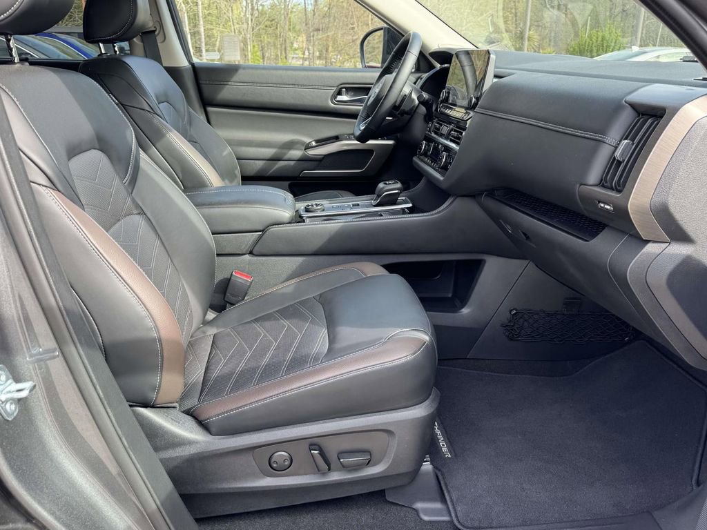 Used 2023 Nissan Pathfinder Platinum image 14