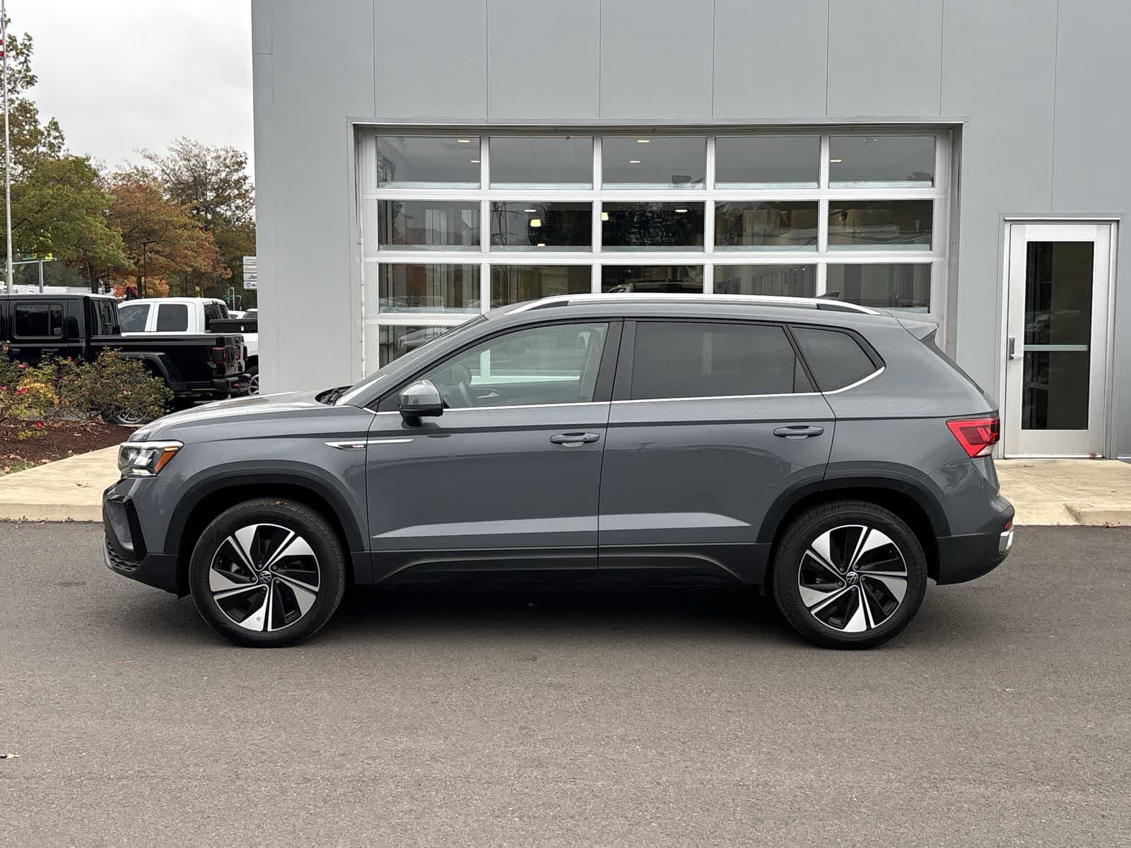 Used 2024 Volkswagen Taos SE AWD/4WD image 2
