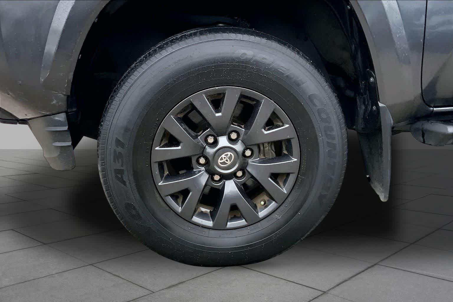 Used 2022 Toyota Tacoma SR5 RWD image 11