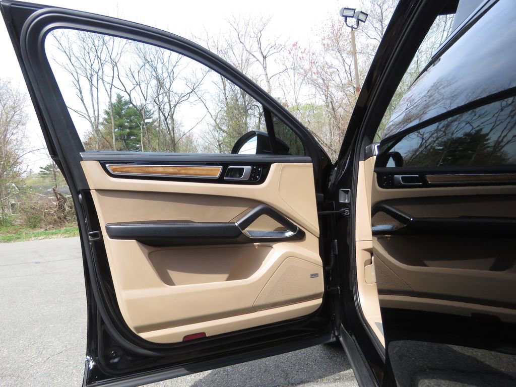 Used 2021 Porsche Cayenne Turbo AWD/4WD image 9