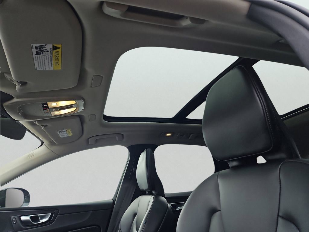 Used 2025 Volvo XC60 B5 Core image 15