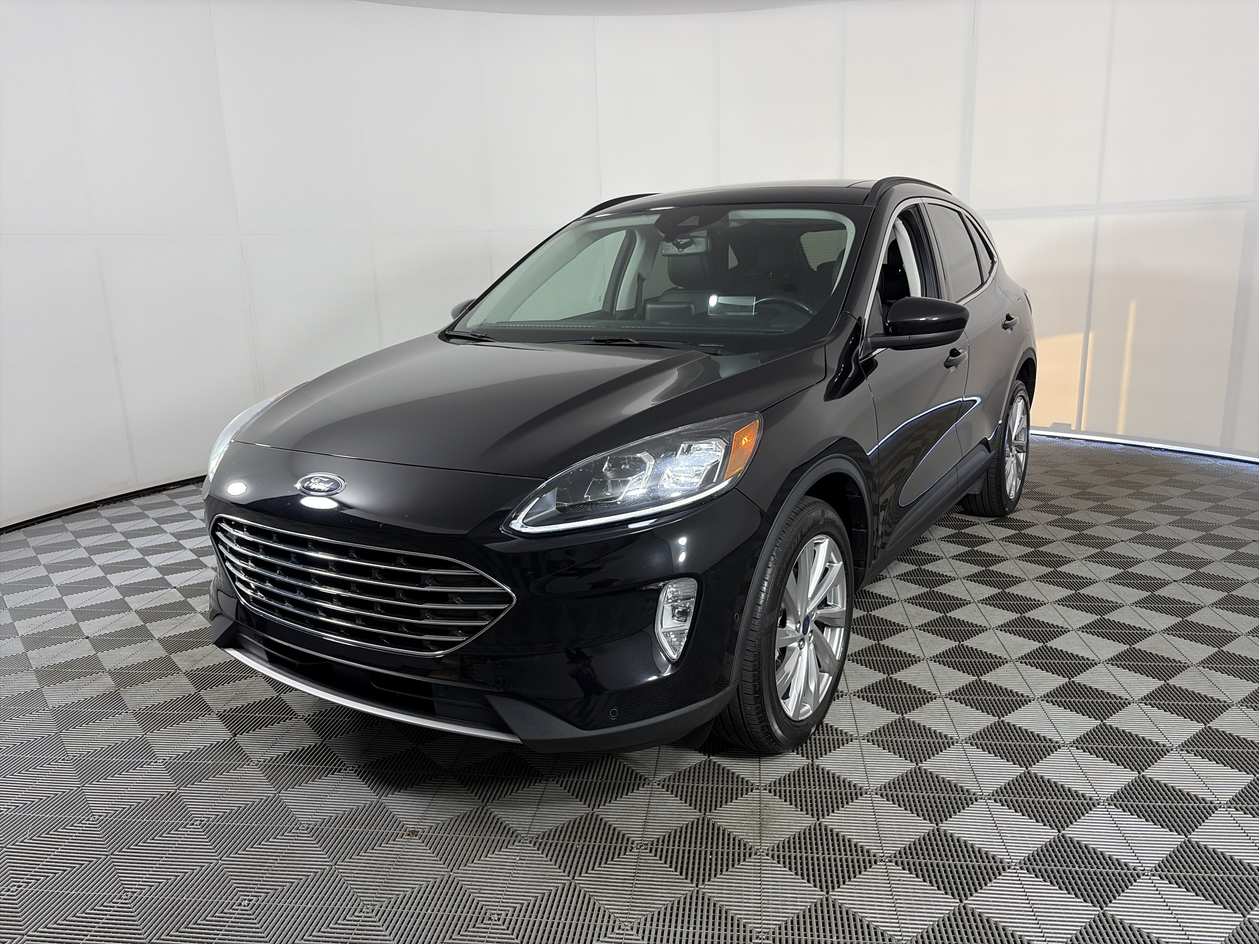 Used 2022 Ford Escape Titanium w/ Titanium Elite Package AWD/4WD image 2