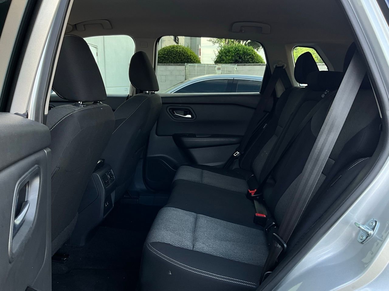 Used 2025 Nissan Rogue SV FWD image 12