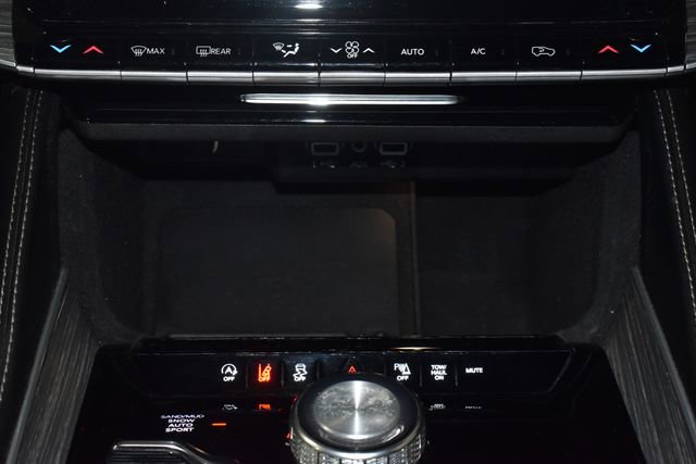 Certified 2024 Jeep Wagoneer Series II w/ Flexible Seating Group AWD/4WD image 18