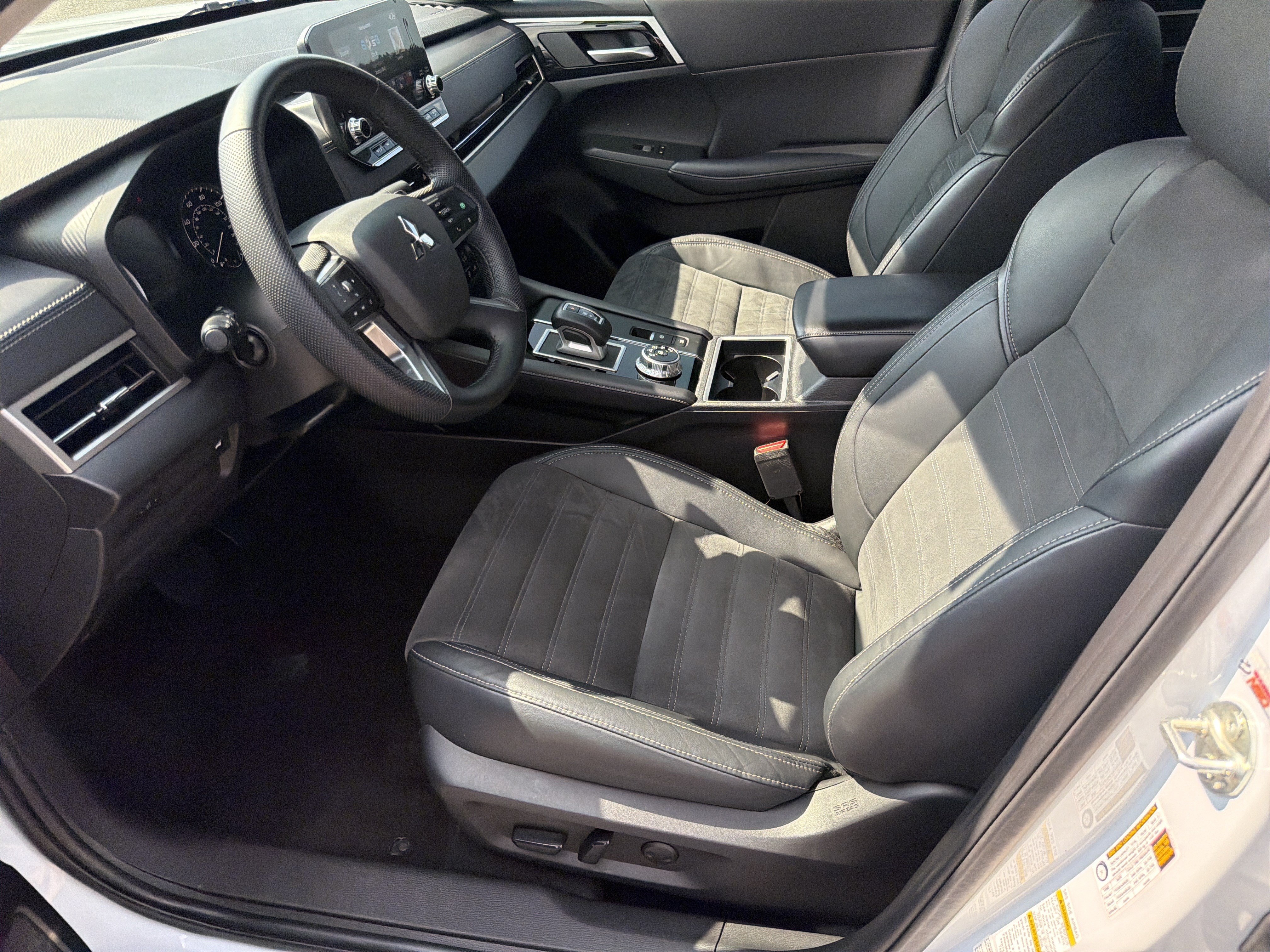 Used 2023 Mitsubishi Outlander SE FWD image 19