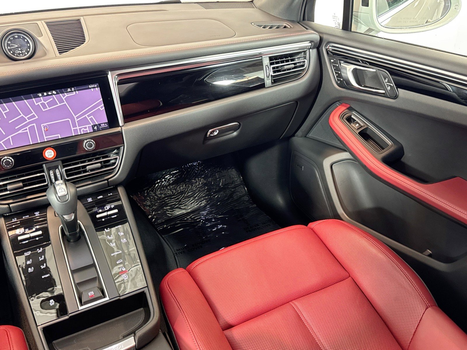 Certified 2025 Porsche Macan AWD/4WD image 21