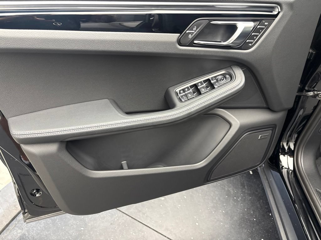 New 2026 Porsche Macan AWD/4WD image 4