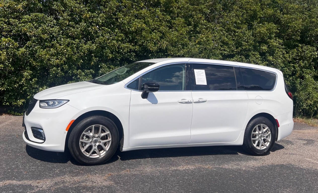 Used 2024 Chrysler Pacifica Touring-L FWD image 3