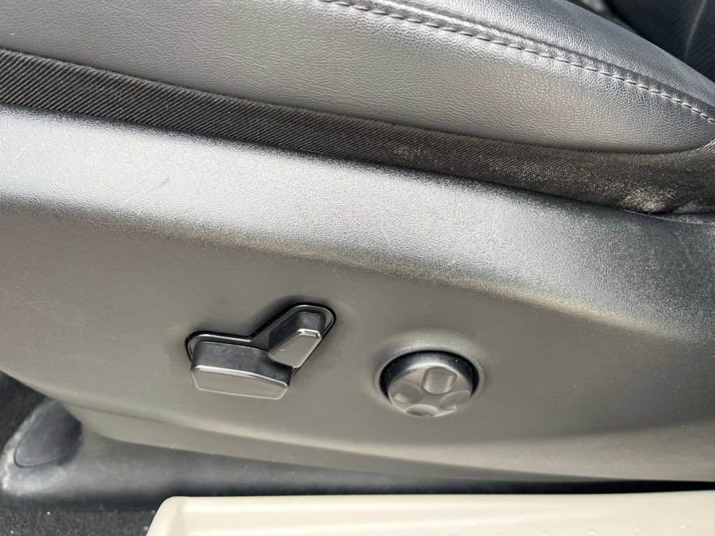 Used 2024 Chrysler Pacifica Touring-L image 16