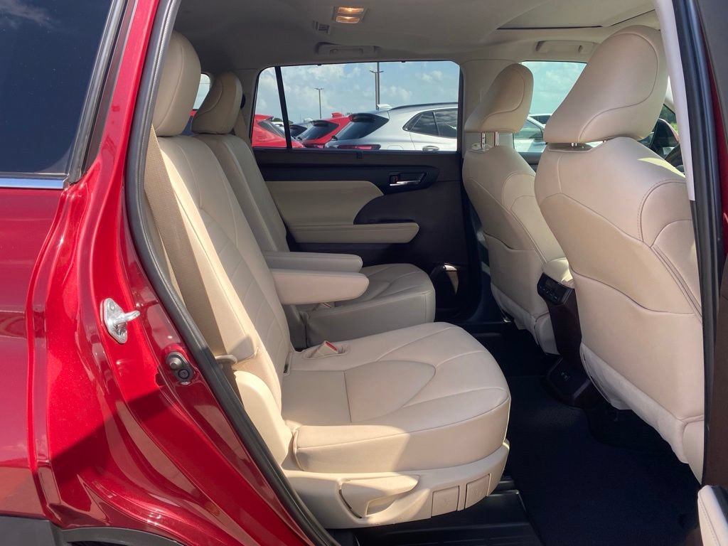 Used 2021 Toyota Highlander XLE FWD image 16