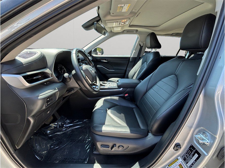 Used 2021 Toyota Highlander XLE AWD/4WD image 2