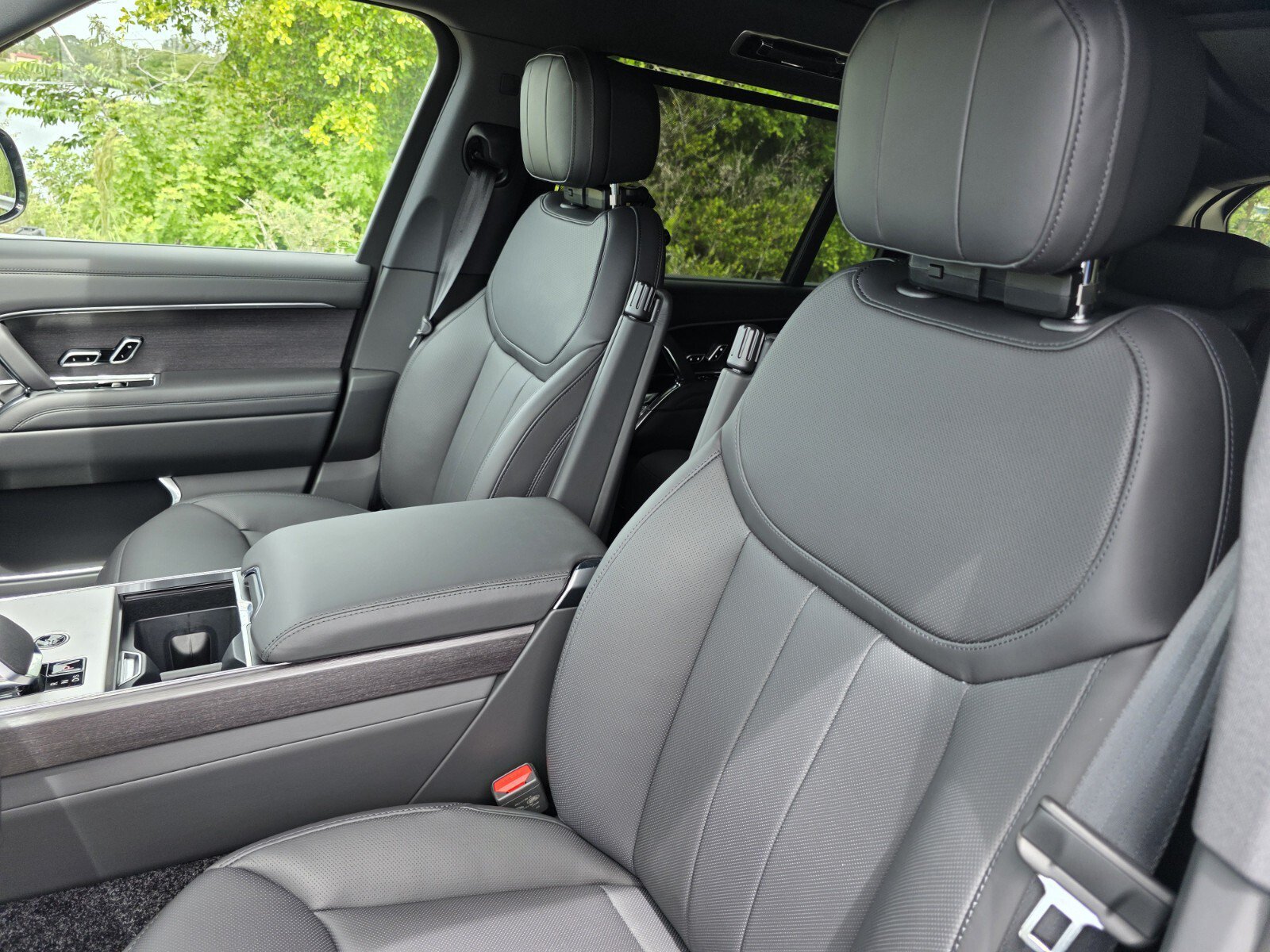 New 2026 Land Rover Range Rover Long Wheelbase SE AWD/4WD image 11