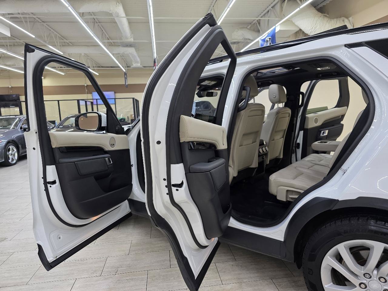 Used 2019 Land Rover Discovery SE AWD/4WD image 17
