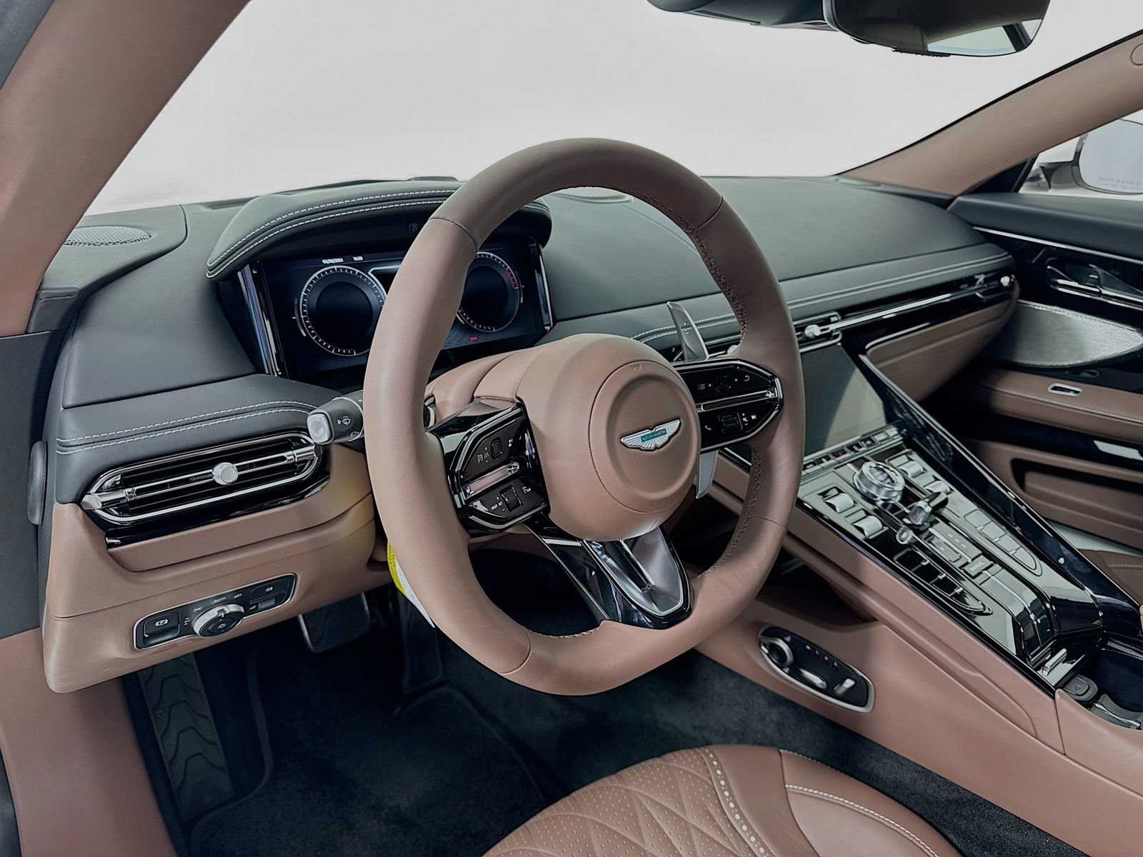 Used 2024 Aston Martin DB12 Coupe RWD image 10