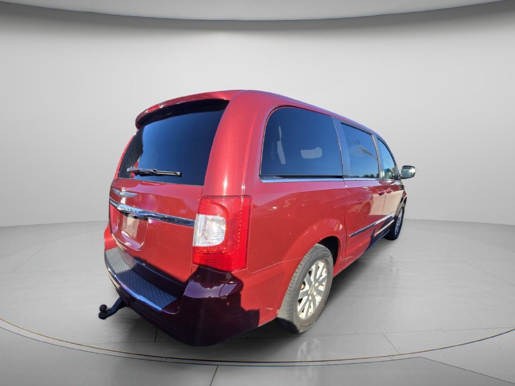 Used 2015 Chrysler Town & Country Touring FWD image 5