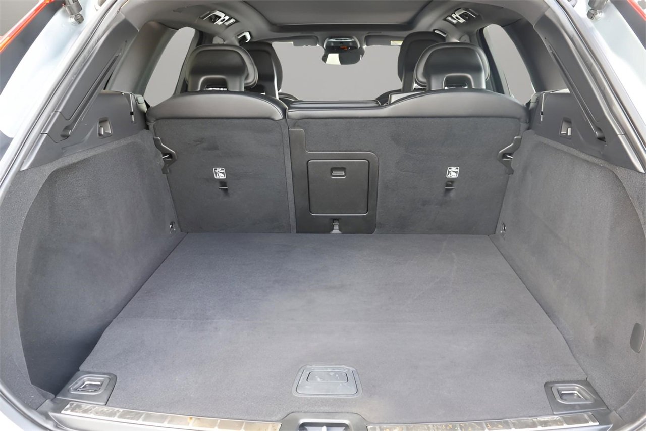 Used 2018 Volvo XC60 T8 R-Design w/ Vision Package image 17