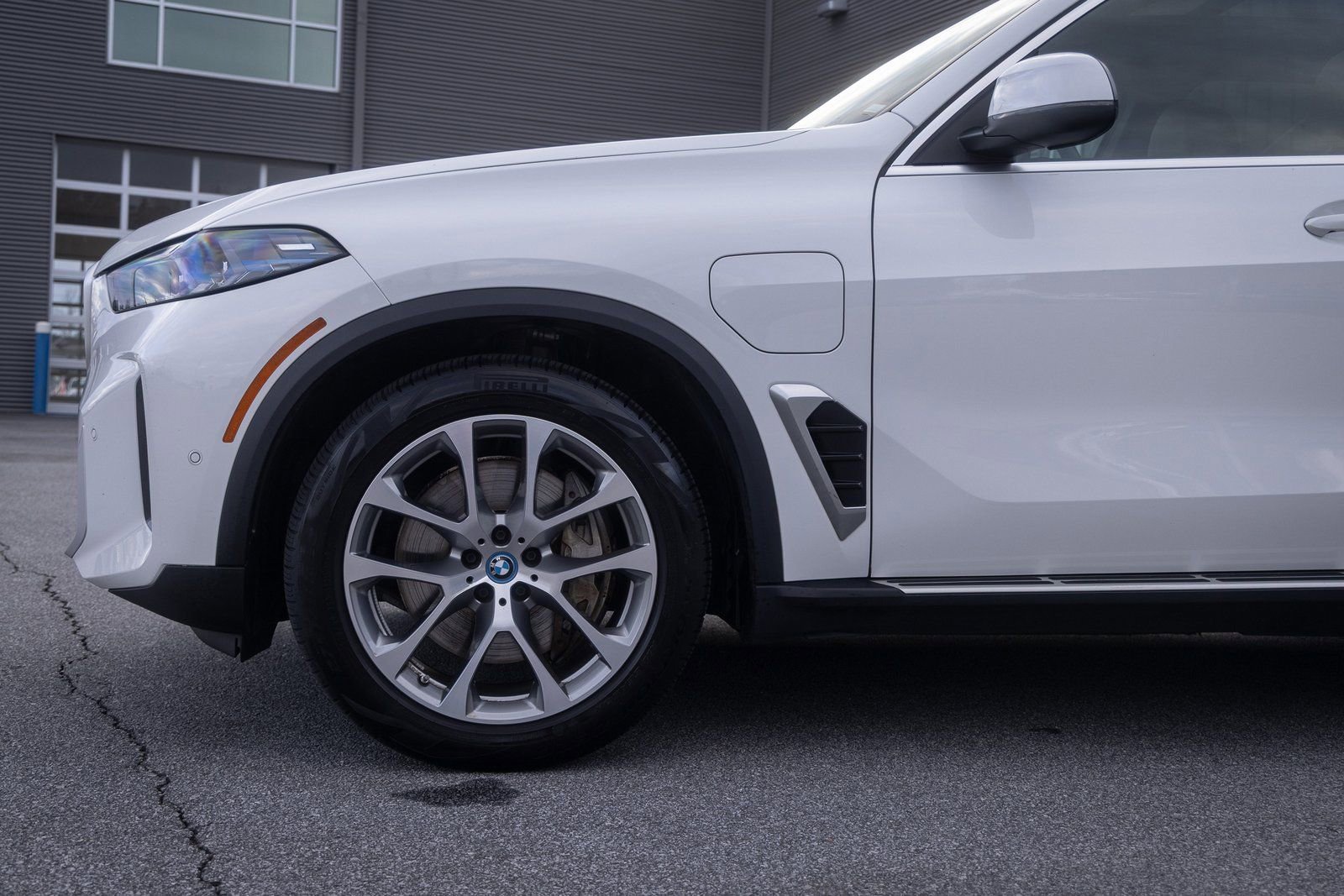 Used 2025 BMW X5 xDrive50e image 4