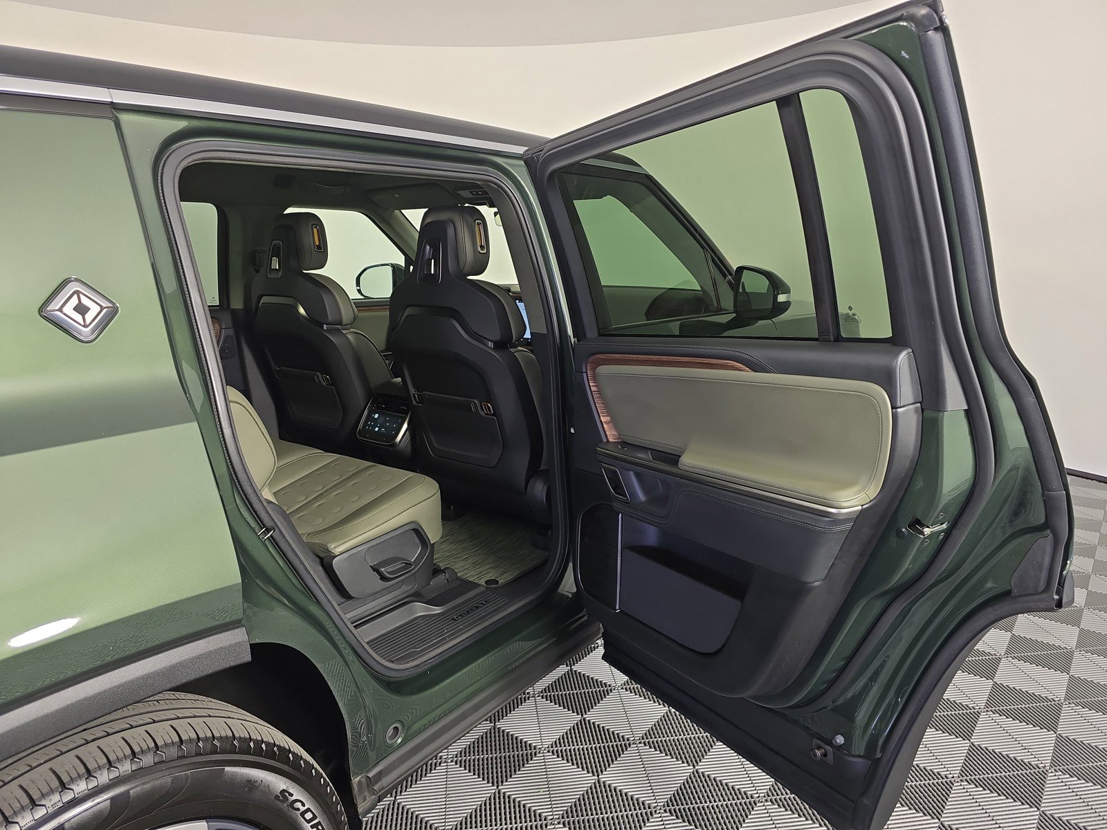 Used 2024 Rivian R1S Adventure AWD/4WD image 19