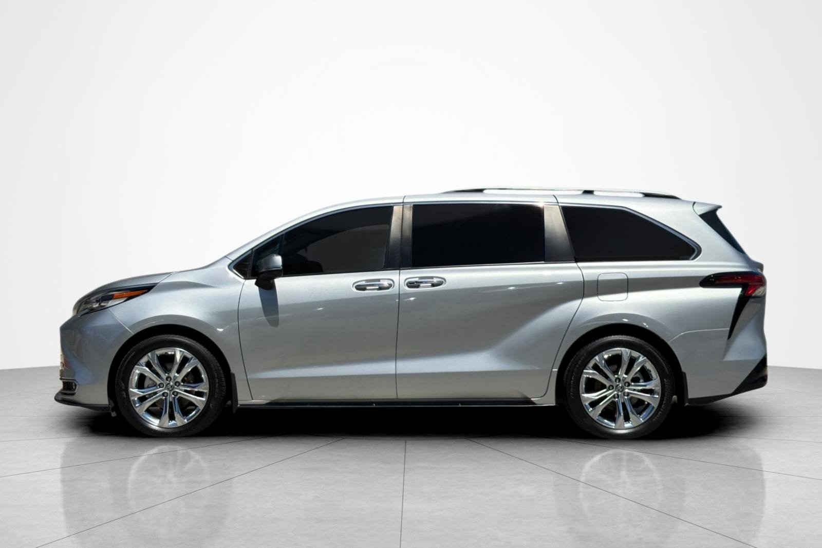 Used 2023 Toyota Sienna Platinum FWD image 2