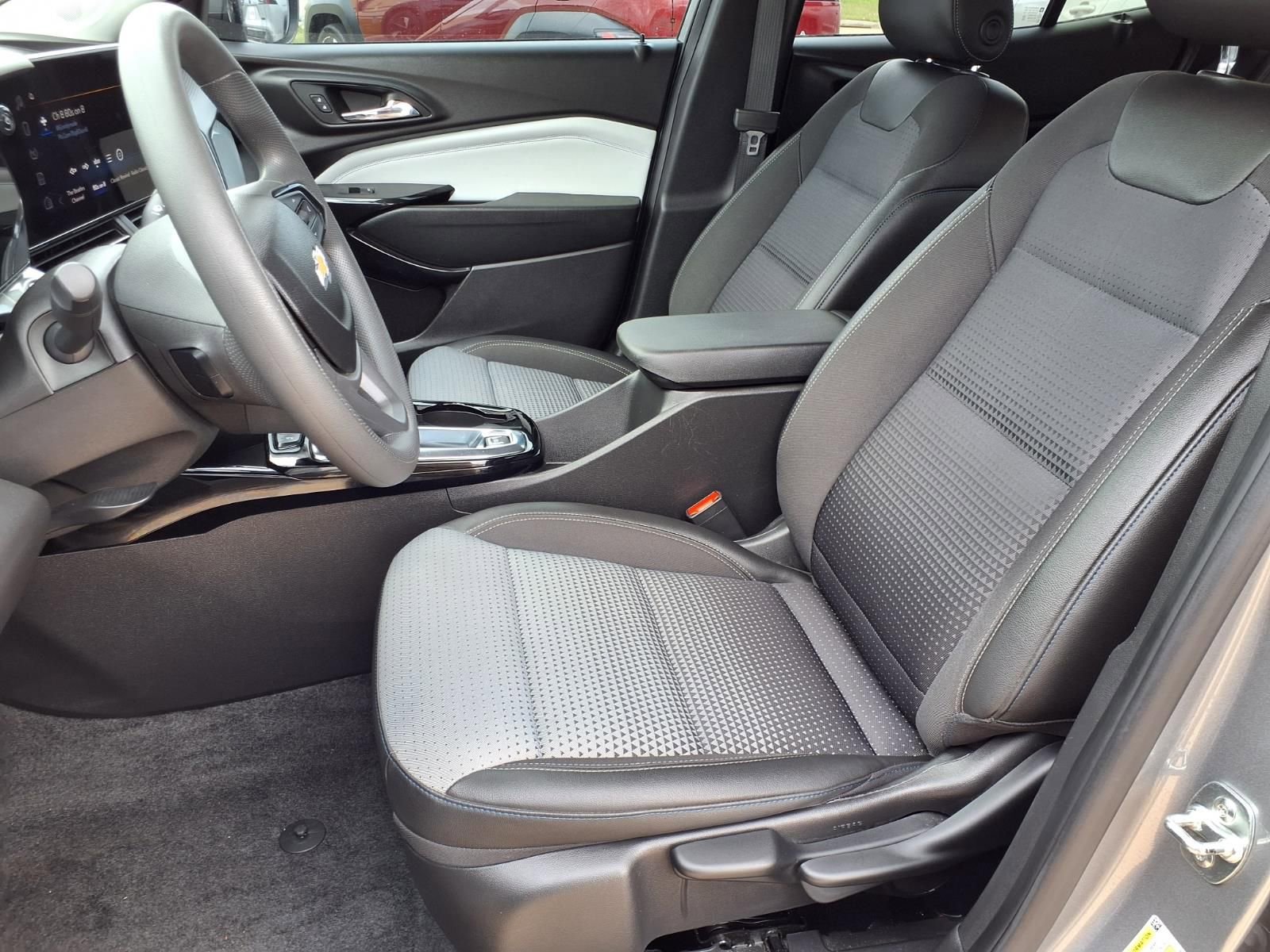 Used 2025 Chevrolet Trax LT FWD image 23