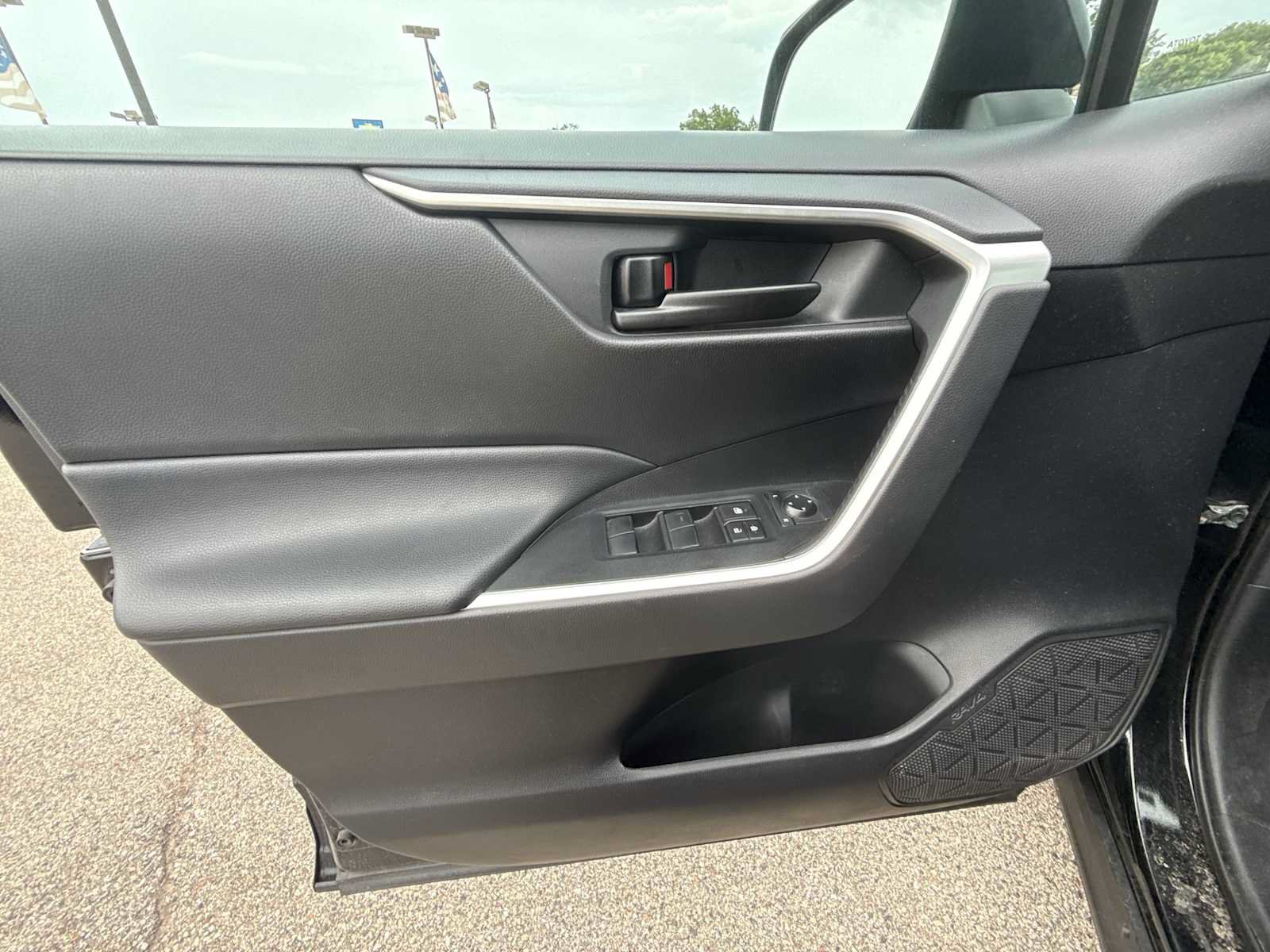 Used 2020 Toyota RAV4 LE w/ Carpet Mat Package FWD image 20