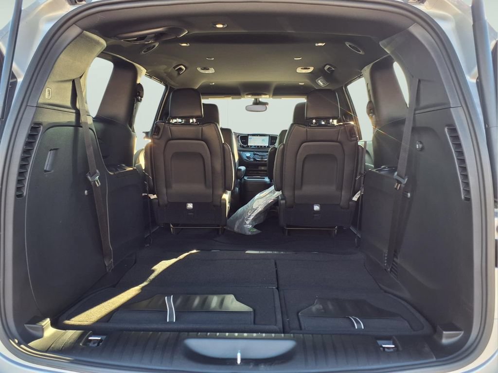 New 2026 Chrysler Pacifica Select w/ S Appearance Package FWD image 8