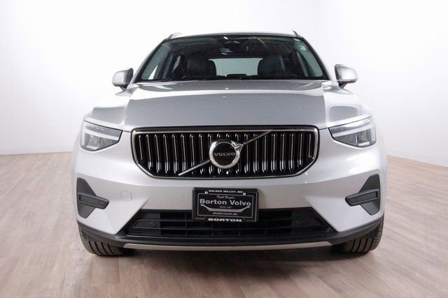 Certified 2025 Volvo XC40 B5 Core image 2