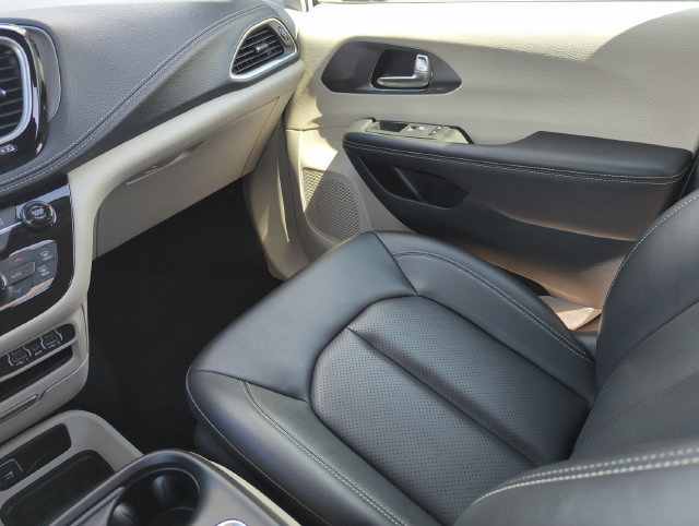 Used 2024 Chrysler Pacifica Limited FWD image 27