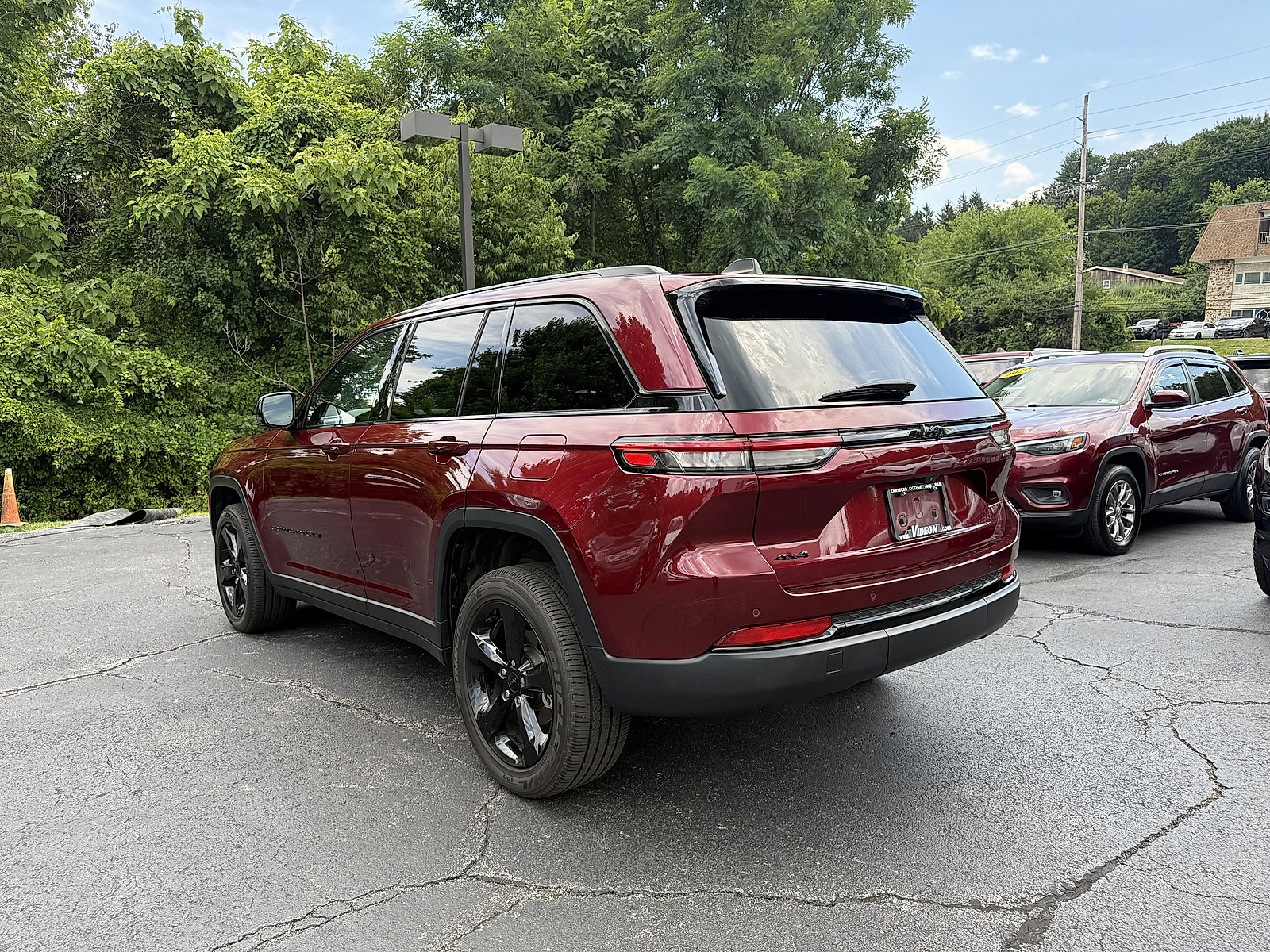 Used 2023 Jeep Grand Cherokee Altitude AWD/4WD image 4