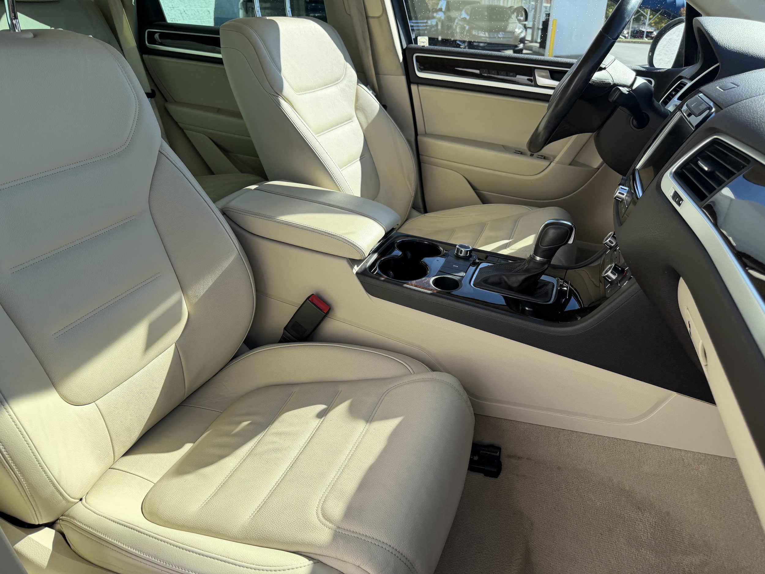 Used 2013 Volkswagen Touareg TDI AWD/4WD image 37