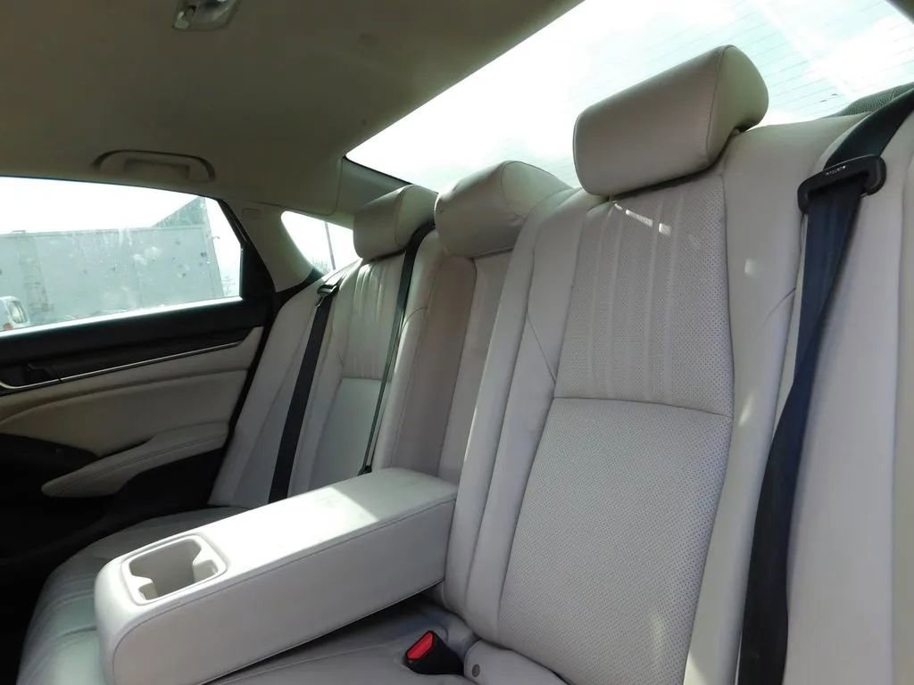 Used 2018 Honda Accord Touring image 8