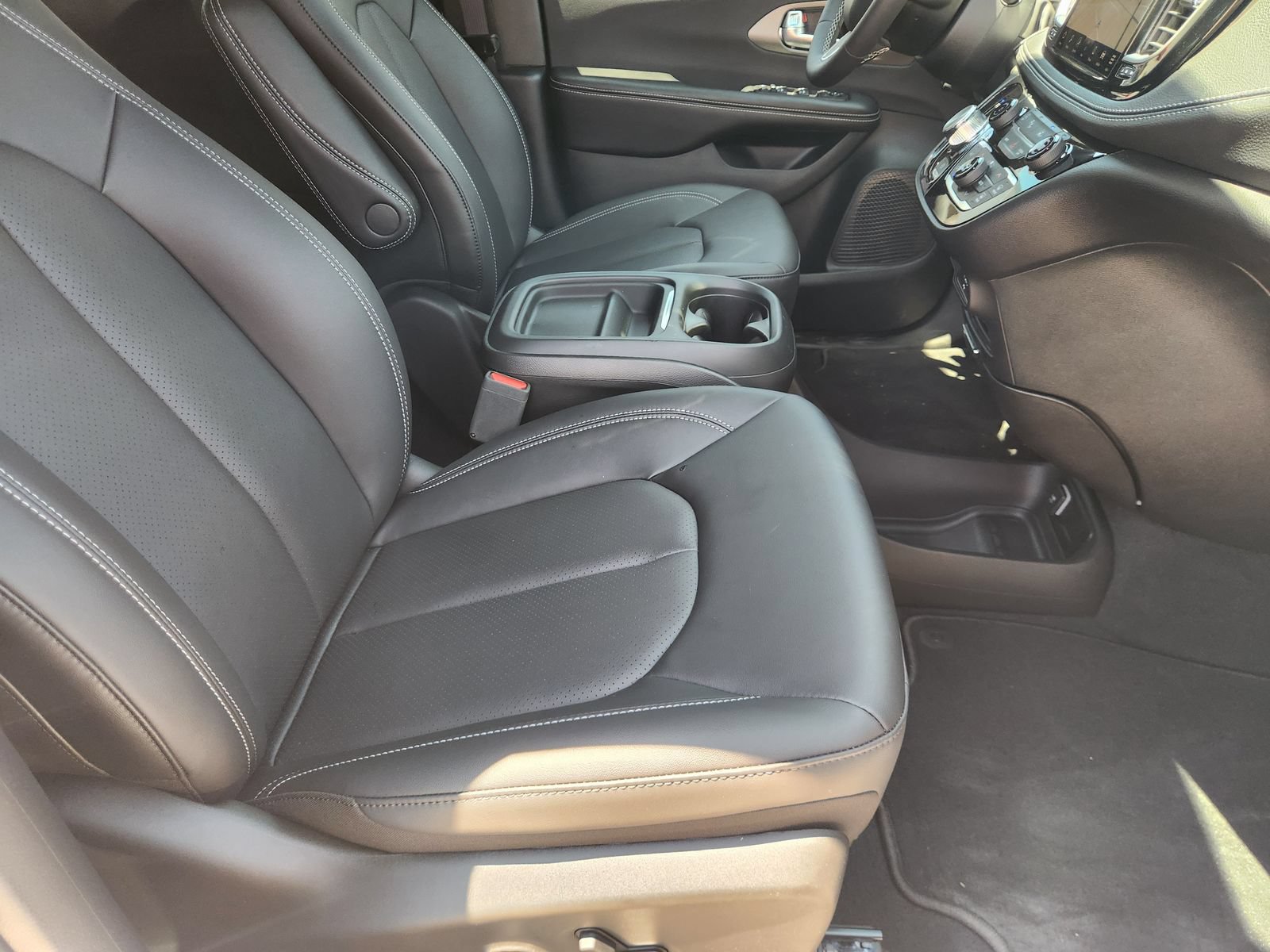 New 2027 Chrysler Pacifica Select w/ Family Tech Group FWD image 14