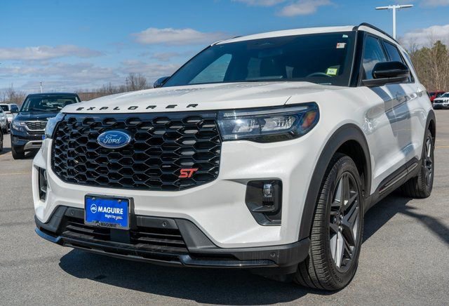 Used 2025 Ford Explorer ST image 2