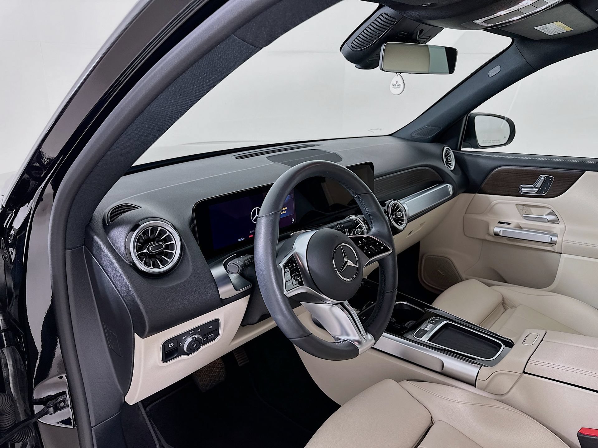 Used 2025 Mercedes-Benz EQB 250+ image 10