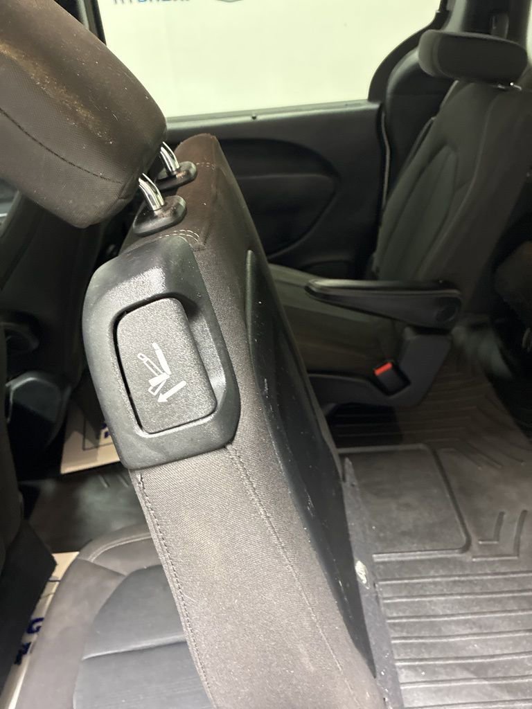 Used 2020 Chrysler Pacifica Touring w/ S Appearance Package image 26