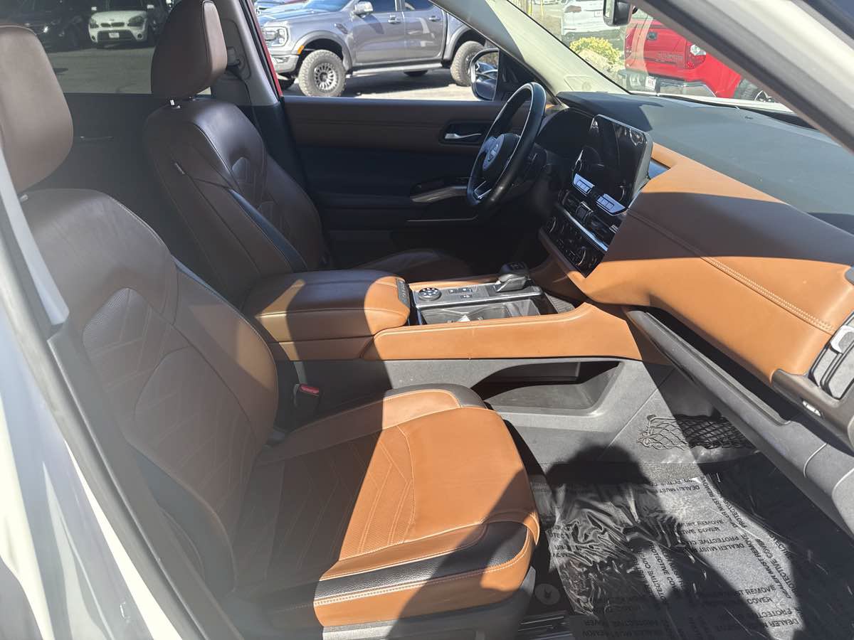 Used 2022 Nissan Pathfinder Platinum w/ Lighting Package (N93) AWD/4WD image 24