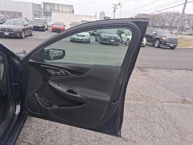 Used 2018 Chevrolet Malibu LT FWD image 18